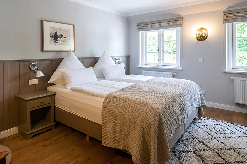 Modernes und gemütliches Hotelzimmer mit Boxspringbett